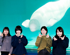 Commemorative　
photo with a beluga whale